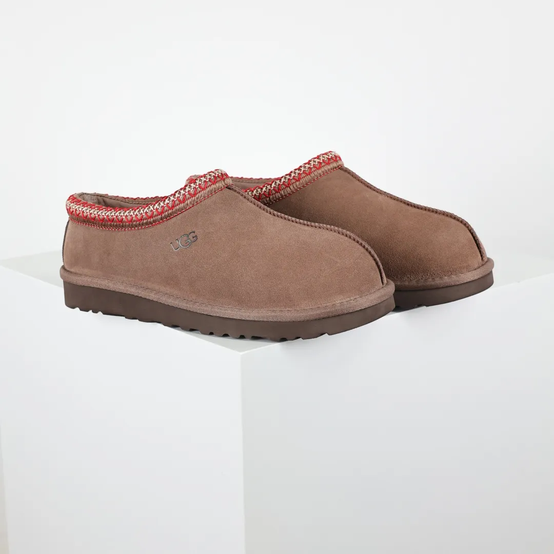 Copy price 💰540 Core recommendation Good price 5cm thick sole, independently developed original outsole, cashmere insole, keeping warm in winter, suitable for home use. In the new year, uug launched a style series, which is partially geared towards the preferences of young consumers. It has also moved to the forefront of fashion trends. Shoe body material, water-repellent coated suede upper, 17 mm UGGPURE™ implanted wool insole, lightweight non-slip and comfortable rubber outsole, with brand LOGO and trademark, with full package Size: 35 36 37 38 39 40 41 42 43 44 45